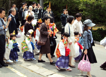 お稚児さん行列出発